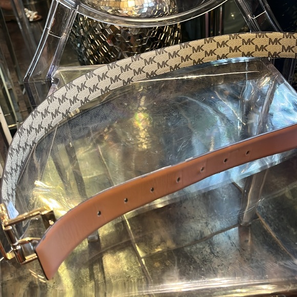Michael kors Twist reversible belt. Like new - Picture 2 of 2